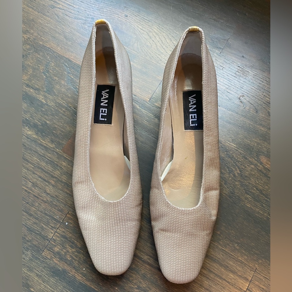 Vaneli tan neutral womens kitten heal flat sz 8